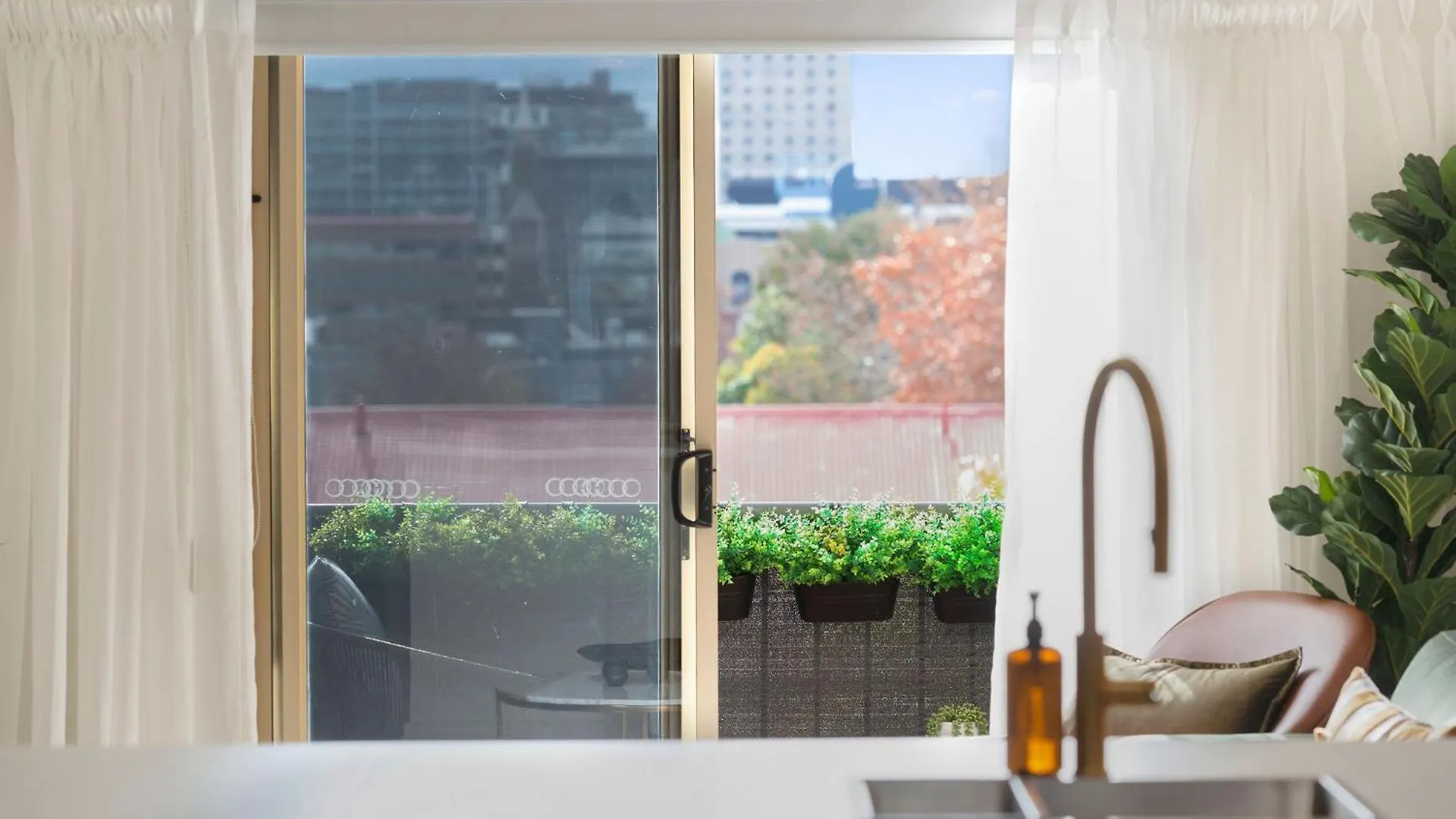 Апартаменты Stylish Urban Retreat On Eden Аделаида
