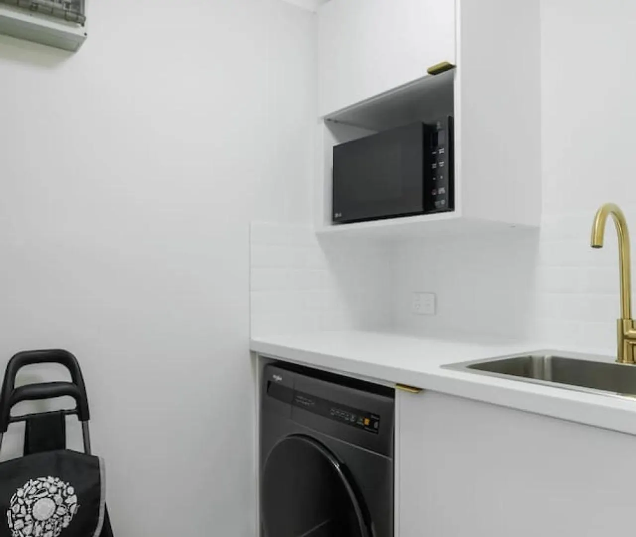 Апартаменты Stylish Urban Retreat On Eden Аделаида